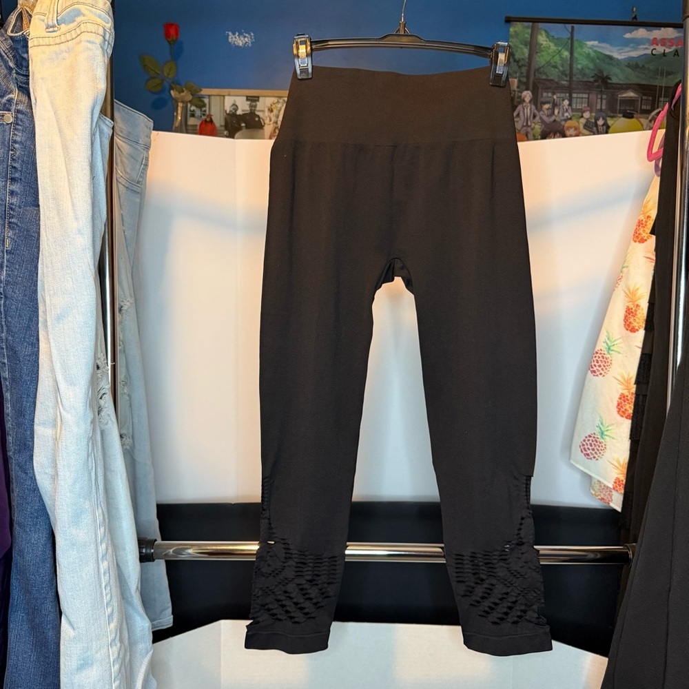 One 5 One size L/XL Black Laser Cut Capri Leggings - Picture 4 of 5